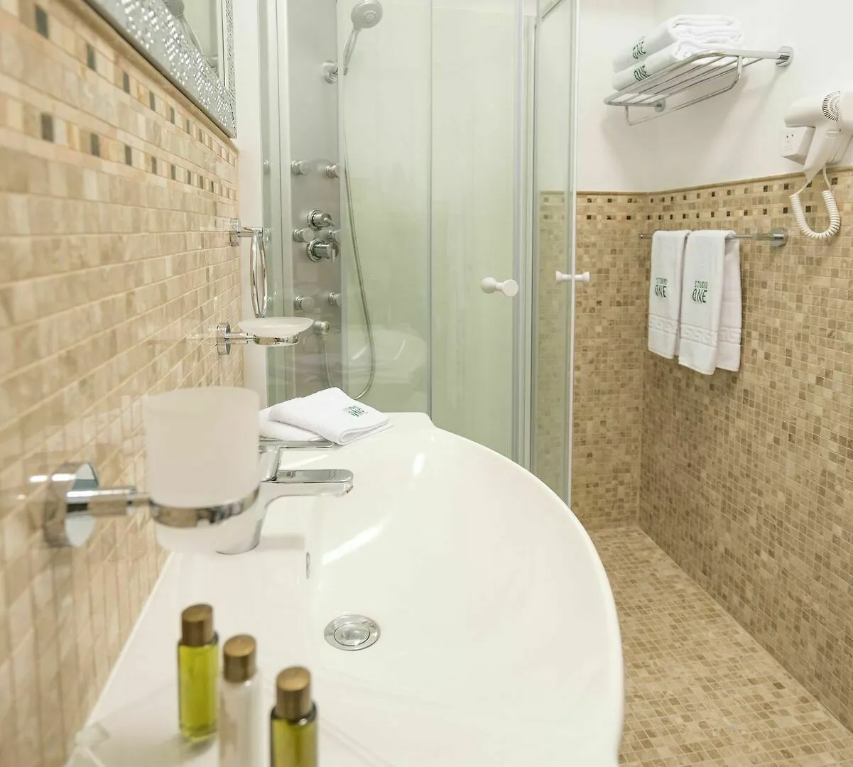 Studio One Accommodation Suites Bucharest Apartment